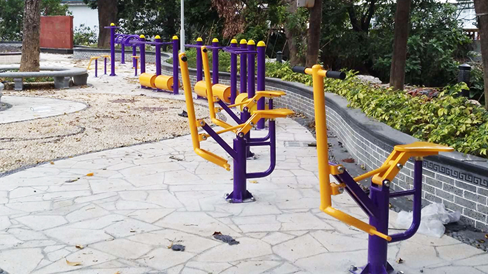 中山居民小區(qū)戶(hù)外健身器材安裝完，使用方法大媽們了然于心