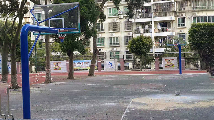 給力體育業務部同心協力為金鐘小學籃球架組裝出一份力