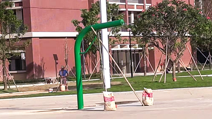 鶴山市東古調味食品生活區增添給力體育埋地獨柱籃球架