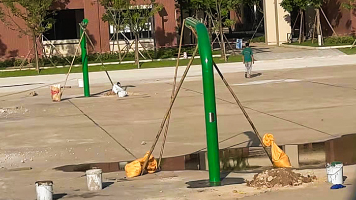 廣州白云區(qū)金碧新城三頭白色籃球架定制藍色丙烯酸球場建設